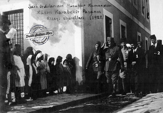 Şark cephesinin güçlü komutanı Kâzım Karabekirin Rize ziyaretinde kendisine Rize Mutasarrıfı Eşref Bey (1), Rize Muhafazai Hukuk Cemiyeti Lazzade Mustafa(2), Alay Komutanı Asım Bey(3), Askerlik Şübesi Reisi Faik Bey(4) eşlik ettiler.