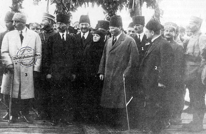 Genç Türkiye Cumhuriyetinin çiçeği burnunda vilayeti Rize,17-18 Eylül 1924 tarihlerinde en anlamlı günlerinden birini yaşadı. Rizeye eşi Latife Hanım ile gelen Mustafa Kemal Atatürkün yanında Rize Valisi Hurşit Bey (1) , Üç Alilerden Rize Millet Vekili Ali Zırh (2), Rize Millet Vekili Rauf Bey (3) yer alıyor.