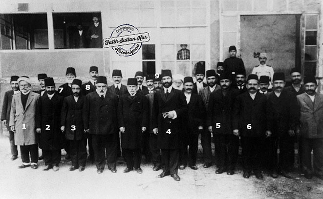 Rizede düşmana karşı teşkilatlanmaya çalışan grup : Çakıroğlu Miktat Ağa (1), Giresunlu Kubilay Mehmet (2), Hacı Kemal Zırh (3), Terakkiperver Cumhuriyet Partisi`nin kurucularından Trabzon Valisi Bekir Sami Bey (4), Hakkı Mataracı (5), Hafız Osman Tatoğlu (6), Saraloğlu Hasan Efendi (7), Akif Kurtoğlu (8) ve Vefik Kalkavan (3) Rize İdman Ocağı Binası Önünde.