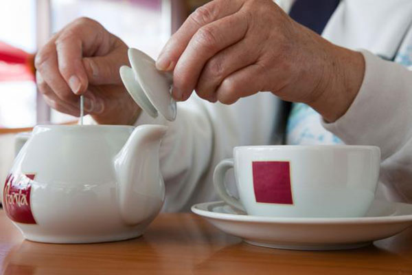 Farklı çay demleme tekniklerine de açık olun. Çayı metal çaydanlığınızda demleyebileceğiniz gibi, porselen demlik de tercih edebilirsiniz.