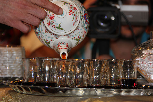 Siyah çayı demlerken bazı püf noktalarına dikkat edin. Öncelikle, demleyeceğiniz çayın temiz olmasına özen gösterin. Çayı demliğe almadan birkaç kez yıkamanız, çayın tozundan arınmasını sağlar.