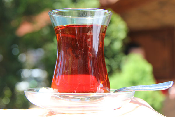 . Kimimiz güne çay içmeden başlayamıyoruz, kimimiz de akşam arkadaşlarımız ya da ailemizle vakit geçirirken çay olmadan yapamıyoruz. Peki, çayı daha lezzetli hale getirmek için neler yapabilirsiniz?