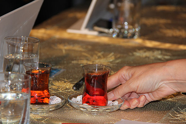 Çayın tamamen suyun dibine çökmesi de tadının daha yoğun olması için önemlidir. Bu nedenle demlikteki çayı karıştırın ve yüzeydeki çayları suyun dibine doğru itin.