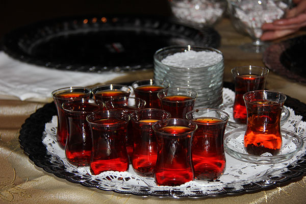 Lezzetli bir çay içmek için ilk dikkat etmeniz gereken, şüphesiz çay seçimi. Marketlerden çay alırken, seçeceğiniz markalar arasında büyük farklar olacaktır. Damak tadınıza uygun olan çayı bulup, doğru demleme teknikleri ile çayınızı demleyin.