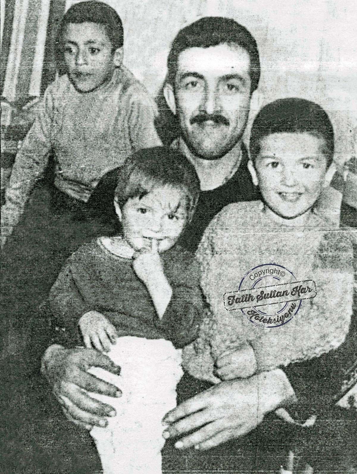 Hakan Tecimerin (parmağı ağzında olan çocuk) bu fotoğrafına bakıp; ilerde bir futbol yıldızı olacağını kim bilebilirdi?