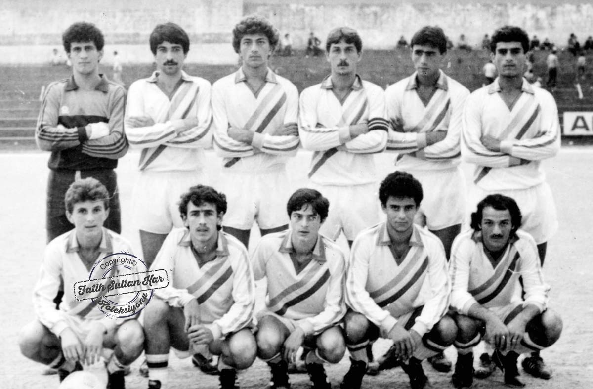 Geleceğin Yıldızları; Rize Genç Takımı: Ayaktakiler: Ömer, Mehmet Ali, İsmail, Basri, Hasan
Oturanlar: Muharrem, Kenan, Hakan, Ogün ve Vedat. (Rize, 1984)