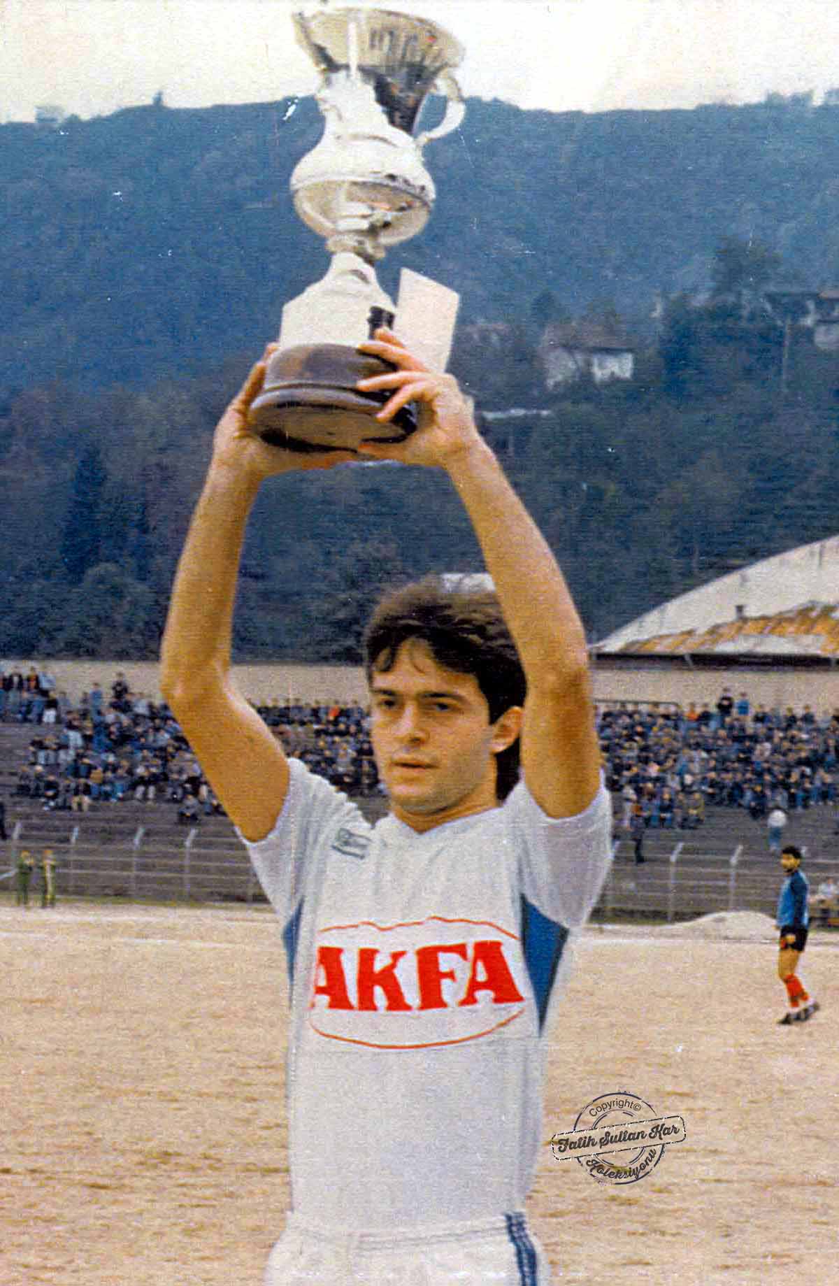 Hakan Tecimerin Rizespor forması altında yılın futbolcusu seçildiği yıl. (Rize, 1985)