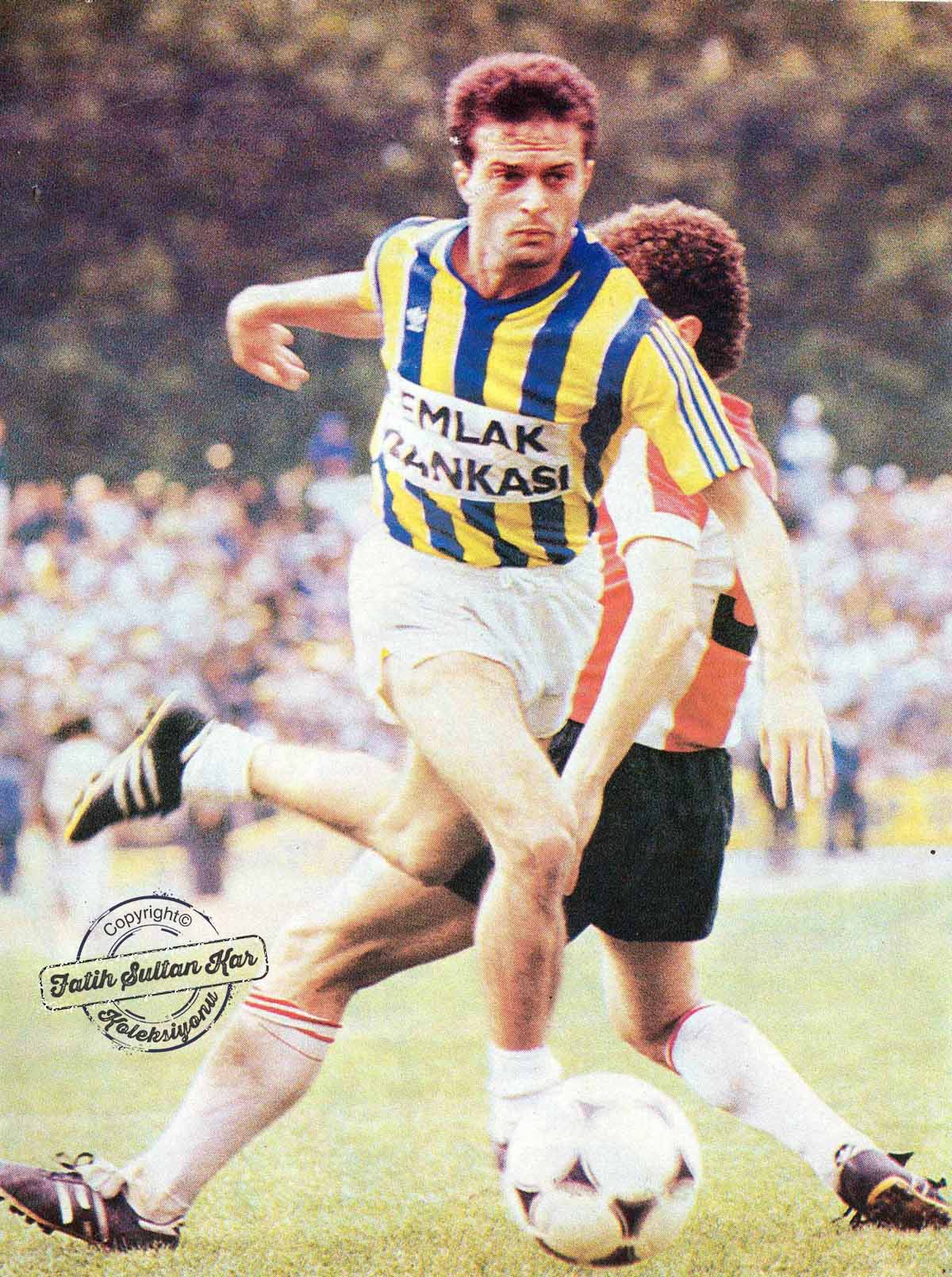 Hakan Tecimer, 198889 sezonunda 103 golle şampiyon olan Fenerbahçenin efsane kadrosunun unutulmaz sağ kanat oyuncusuydu.