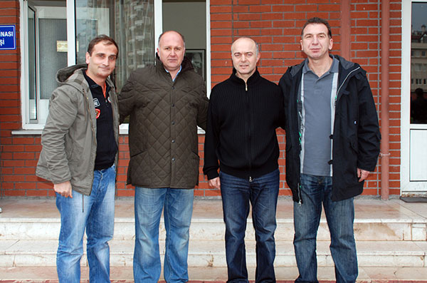 Alt yapı hatırası: Fatih Sultan Kar, Şenol Çorlu, Hakan Tecimer ve Turan Sofuoğlu. (Dereağzı Tesisleri, Fenerbahçe, 2010) (Foto: Mustafa Karali)