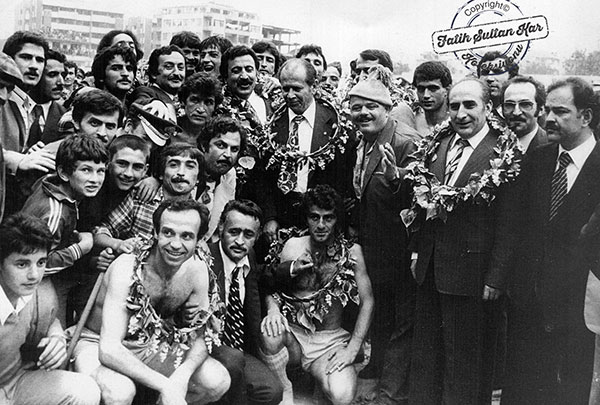 Rize, Rize olalı böyle bir gün yaşamamıştı
Futbolun getirdiği doyumsuz mutluluk, tüm Yeşil-Mavili renklere gönül verenleri bir anda sarıvermişti...Kuşkusuz Rize, Rize ola bu denli coşmamıştı