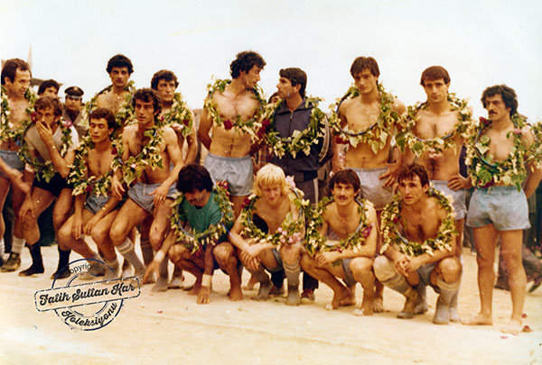 Yer yerinden oynadı
Şampiyonluk maçından sonra, boyunlarında çelenklerle sezon boyu ter akıtan futbolcular en mutlu günlerini yaşıyorlardı.