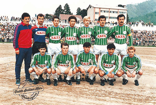 İşte şampiyon kadro. Ayaktakiler : Cesarettin Alptekin ( Teknik Direktör ), Sinan Yenigün, Ergün Kolçak, Erol Tombul, Hüsnü Kürkçü, Şenol Bayraktar, Hasan Fehmi Durmuş Oturanlar : Mehmet Hacıömeroğlu, Metin Bak, Turgut Kural, Muhammet Yıldız ve Harun İlik Rizede çiçekçilik yapıyor..