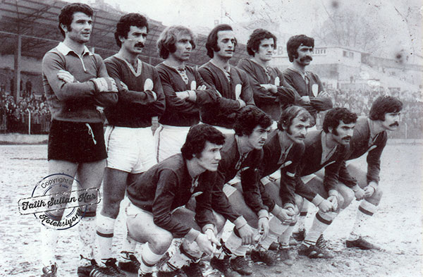 Rizespor. Ayaktakiler : Engin, Miraç, Hürrem, Erkan, Cesarettin, Erbil
Oturanlar : Tamer, Hüseyin, İsmail Karali, Cengiz, Mehmet Cemil