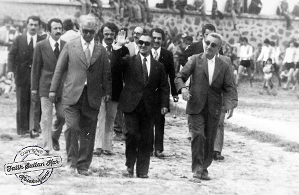 Şampiyonluk turu
10 Haziran 1974 Rizespor için önemli bir gün. Rizespor En önde ortada Rize Valisi Kemal Kalender, solunda Rize Belediye Başkanı ve Rizespor sevdalısı İsmail Ömeroğlu, sağında Rizespor Başkanı Reşat Uçak, arkada Rizespor yöneticileri şampiyonluk turu atılıyor