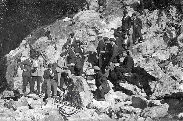 Rize  İspir-Erzurum yolunda çalışan Rizeli gönüllüler. 1932