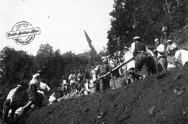 Rize-Erzurum Yolunda hummalı şekilde çalışan Rizeliler. 1932