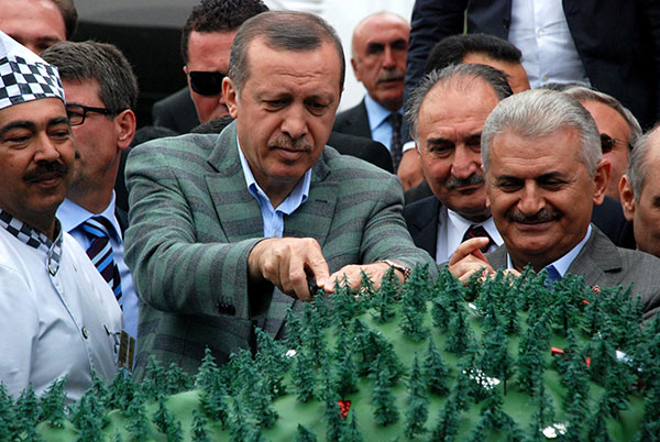 Rize-Erzurum Karayolu`nun İkizdere-İspir bölümünde Ovit Dağı`nda yapılacak Ovit Tüneli`nin temeli Başbakan Recep Tayyip Erdoğan tarafından atıldı.13 Mayıs 2012