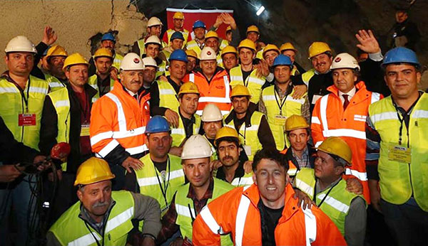 Başbakan Binali Yıldırım, `Ovit Tünelinde Işık Göründü Töreni`ne katılarak kullandığı iş makinesi ile son dokunuşları yaparak ilk ışığın görülmesini sağladı.11 Kasım 2016