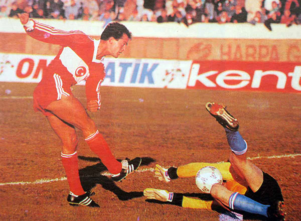 Hakan Tecimer, bir milli maçta rakip kaleciyle karşı karşıya