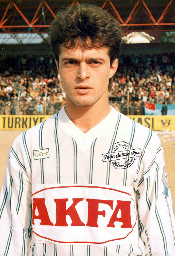Hakan Tecimer, Rizesporda forma giydiği ilk sezonda büyük takımların gözdesi olmuştu. (Rize, 1985)