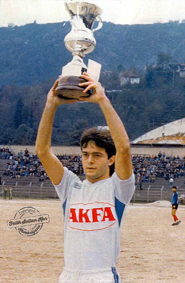 Hakan Tecimerin Rizespor forması altında yılın futbolcusu seçildiği yıl. (Rize, 1985)