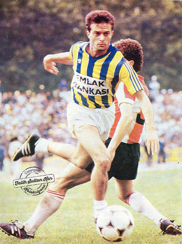 Hakan Tecimer, 198889 sezonunda 103 golle şampiyon olan Fenerbahçenin efsane kadrosunun unutulmaz sağ kanat oyuncusuydu.