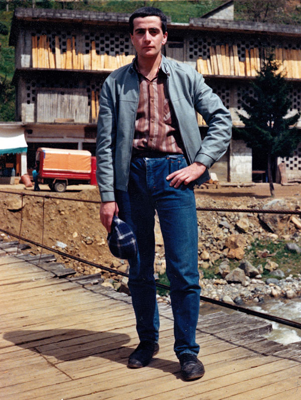 Mehmet Karaosmanoğlu, köyünde asma köprüde fotoğraf çektiriyor. Arka fonda çay alım evi var. (Selamet köyü, Güneysu, Rize, 1984)