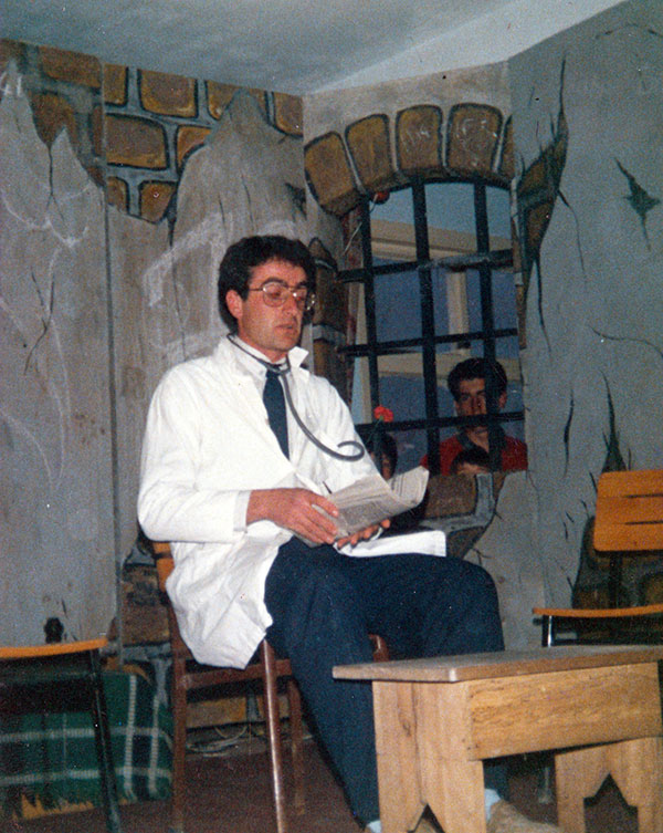Acı Patlıcanı Kırağı Çalmaz isimli oyun Mehmet Karaosmanoğlunun ilk deneyimlerinden biriydi. Karaosmanoğlu; oyunda doktor rolünde yer almıştı. (Güneysu İmam Hatip Lisesi Salonu, Güneysu, Rize, 1989)