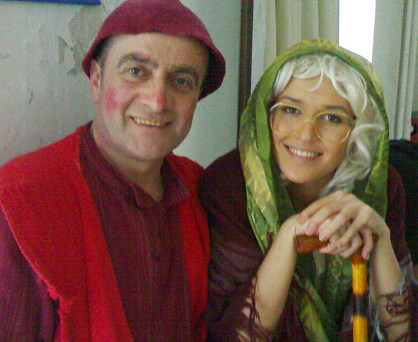 Mehmet Karaosmanoğlu, Masalcı Nine isimli çocuk oyununda İbiş tiplemesiyle rol alıyor. Fotoğrafta Karaosmanoğlu, aynı oyunda Masalcı Nine tiplemesini canlandıran Özgenur Reyhan Güler ile gözükmektedir.( Muammer Karaca Tiyatrosu, İstanbul, 2010)
