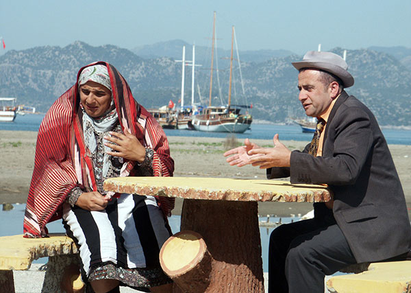 Kanal 7 Televizyonunda yayınlanan Fıkralarla Türkiye isimli programın Antalya çekimlerinde Temel - Fadime tiplemelerini canlandıran Mehmet Karaosmanoğlu ve Hamdi Erdoğan. (Antalya, 2006)