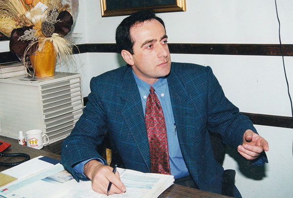 Gazeteci-Yazar Abdurrahman Şen (İstanbul Büyükşehir Belediyesi Kültür ve Sosyal İşler Daire Başkanı); Kültür Dünyası isimli dergi için Mehmet Karaosmanoğlu ile söyleşi yapıyor. (Beyoğlu Belediyesi, Beyoğlu, İstanbul, 1997)