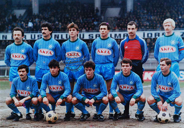 Rizespor 1985-86 Ayaktakiler : Turgay, B.Haluk, Muharrem, Erol, Sinan, Hüsnü 
Oturanlar : Mehmet, B.Turgut, Hakan, Metin ve Harun İlik