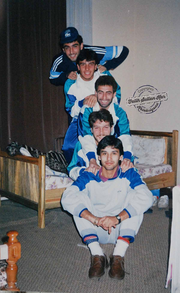 Sevgi yumağı ve Rizesporlu futbolcuların kamp hatıraları.1988-89 sezonu. Yukarıdan aşağıya K.Turgut, B.Turgut, Harun İlik, Metin, Memduh