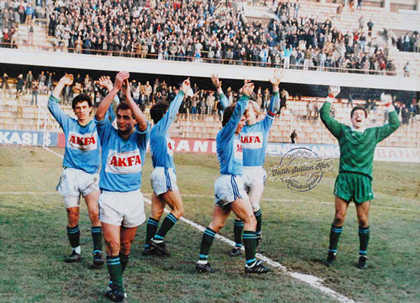 Alkışlar taraftara. Harun İlik ve takım arkadaşları 1986-87 sezonunda Ali Sami Yen Stadında oynanan ve Rizesporun 2-0 galibiyeti ile sonuçlana Sariyerspor - Rizespor maç1 sonrası zafer sevincini taraftarla paylaşıyor.