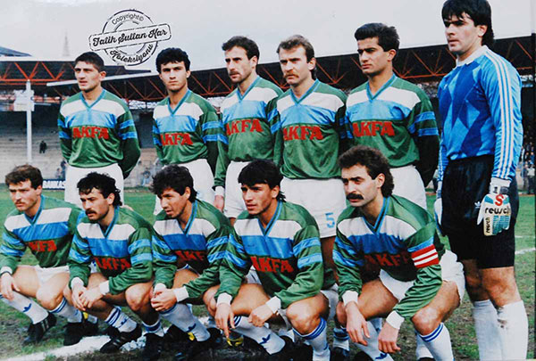 Rizespor 1989-90 sezonu. Ayaktakiler : Mehmet Ali, Kemalettin, Aptullah, Selami, İsmail, Adil. Oturanlar : Metin, Taner, Erol, B.Turgut ve Kaptan Harun İlik.