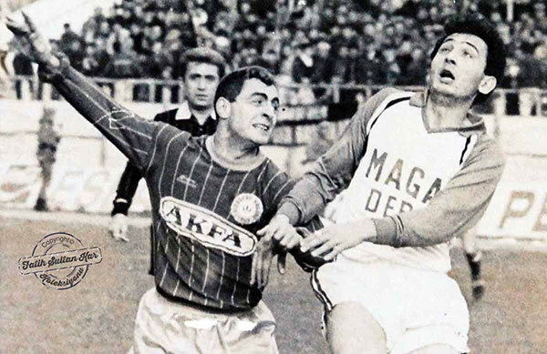 Harun İlik 1985-85 sezonunda Rizespor  Kocaelispor maçında Tanju Çolakın kayını Muratın bir atağını kesiyor