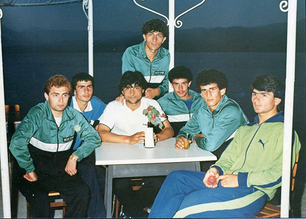 Maziden bir yaprak. 1984-85 sezonu. Rizesporlu futbolcular Harun İlik, Mehmet Ali Karaca, Ogün Kutlu, Muhammet Yılmaz, Besim Koçal ve Adil Akyüz