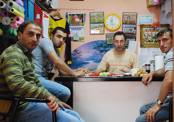 Kahvaltı bahane 
Harun İlik Rizede duruşunu bozmayan yüreğine hayran olduğum bi ağabeyimiz. Rizespor için verdiği mücadele herkesin malumu. Kahvaltıda buluşuyoruz. Kahvaltı boyunca Rize ve Rizesporu konuşuyoruz.