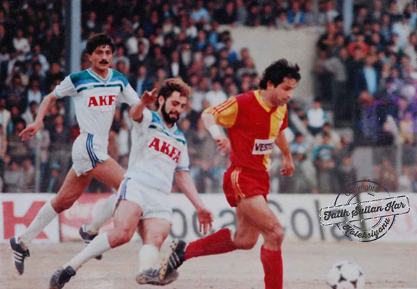 1987-88 Sezonunda Rizeporun Galatasarayı 2-0 mağluğ ettiği maçta Harun İlik, Galatasaraylı İlyas Tüfekçinin bir atağını kesmeye çalışırken Mehmet Ali pozisyonu yakından takip ediyor.