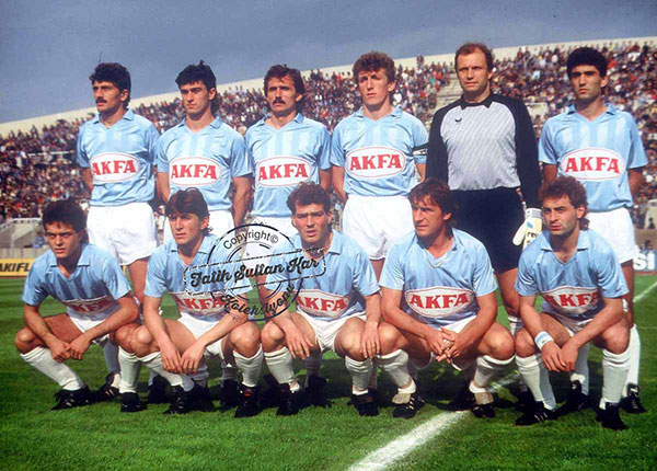 Rizespor 1986-87 sezonu. Ayaktakiler : Mehmet Ali, Sinan, İsa, Hasan Vezir, Gurgen Phall, K.Turgut
Oturanlar : Hakan, Muharrem, Metin, Tupayiç ve Harun İlik