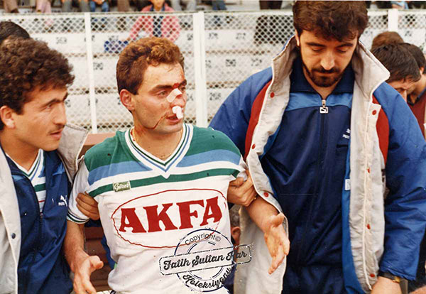 Harun İlik sakatlanma risklerine aldırmadan Rizespor için yüreğini ortaya koyarak futbol oynardı. Fotoğrafta 1985-86 sezonunda Trabzonspor ile yapılan maçın 40. dakikasında Dobi Hasan ile çarpışması sonucu burnu kırılan Harun İlik ve yanında yine Rizesporlu Kayhan ve Vedat gözükmektedir