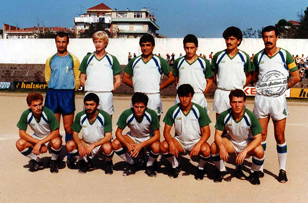 Rizespor 1985-86. Ayaktakiler : Sinan, Hüsnü, Muhammet, Ergün, Mehmet Ali, Hasan Fehmi. Oturanlar : Harun İlik, Mehmet, Hakan, Turgut, Metin