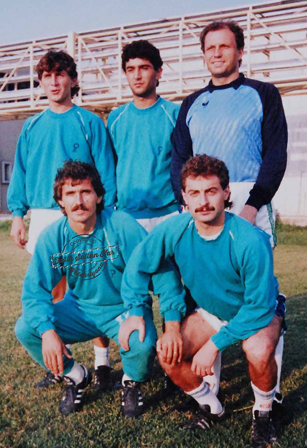 Bir idman hatırası. 1987-88 sezonu. Ayaktakiler : Muharrem, K.Turgut, Gurgen Phall. Oturanlar : İsa ve Harun İlik.
