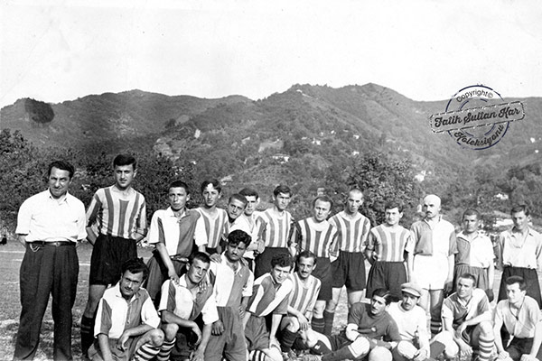 Güneşspora ait bu fotoğrafta kimler yok ki Eski Rize Belediye Başkanı İsmail Ömeroğlu, Eski Bakan Tuncay Mataracı, Akif Tuzcuoğlu, Atıf Taviloğlu ve Muharrem Kürkçü ilk göze çarpan isimler. (Rize, 1956)