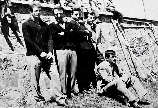 Muharrem Kürkçü ve arkadaşları 60lı yıllarda Rize Şehir Stadında bir antrenman izlerken.