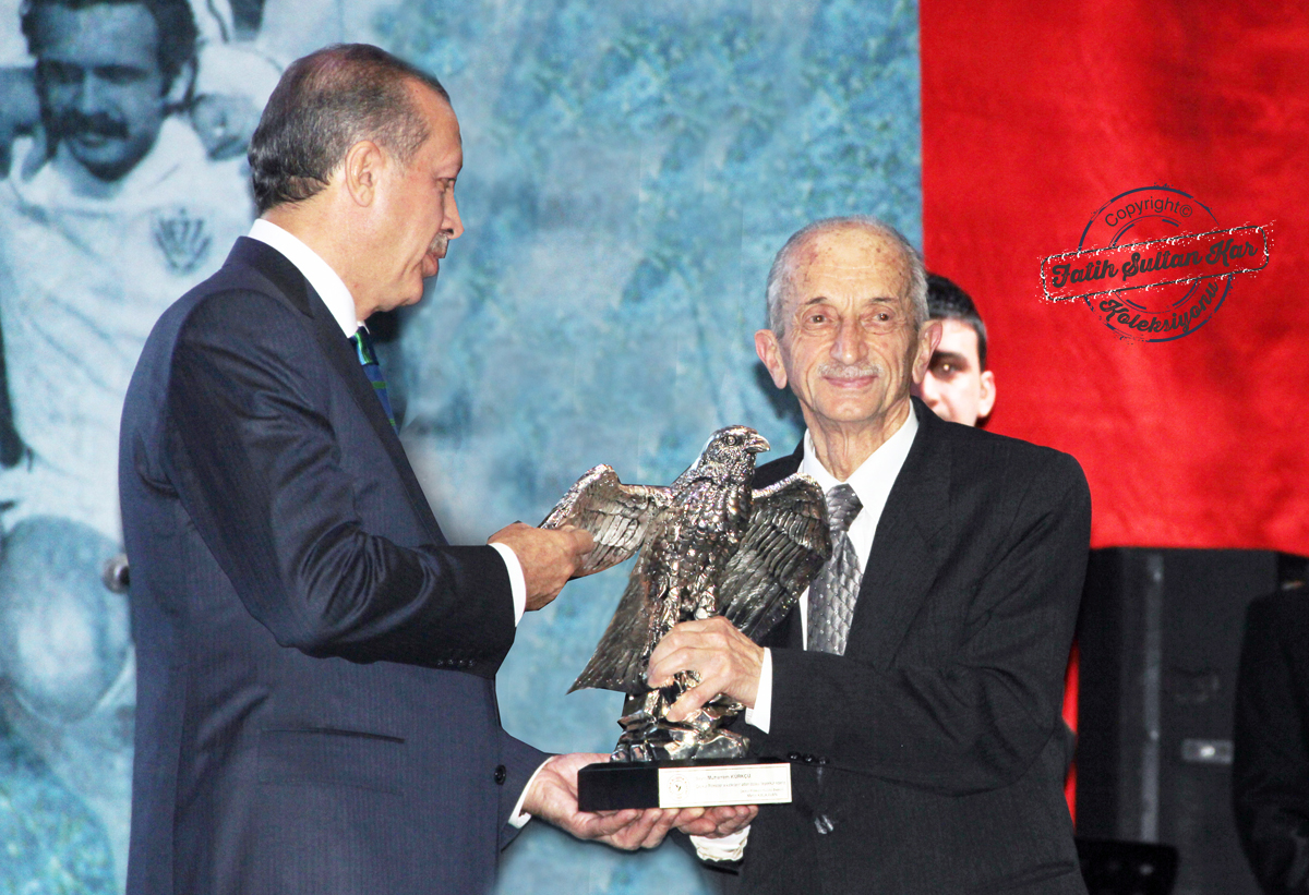 Rizespor Gecesine katılan dönemin başbakanı Recep Tayyip Erdoğan, Rizespor kurucusu Muharrem Kürkçü`ye plaket takdim etmişti. İstanbul 27 Aralık 2010