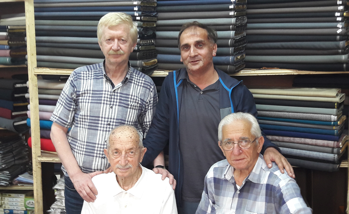 Güzel İnsanlarla. Hüsnü, Muharrem ve Recep Kürkçü Rizede müşterilerini Güleryüz ve hoşgörüyle karşılıyorlar