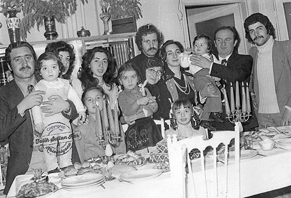 Üç kuşak Kabil ailesi: Ahmet Kabil, eşi Dilek, çocukları Gaye, Arzu, Ümit, Murat, kayınvalidesi rahmetli Berin Türüt, baldızı Duygu Türüt, kayınbiraderi Hasan Tuncer Türüt, Nurhayat (Hasan Tuncer Türütün eşi) ve Sadettin, kayın biraderi Maksut Tamer Türüt ve şu anki dünürü Şaban Ofluoğlunun yer aldığı bu fotoğraf güzel bir aile tablosu oluşturuyor. (Rize, 20 Mart 1976)