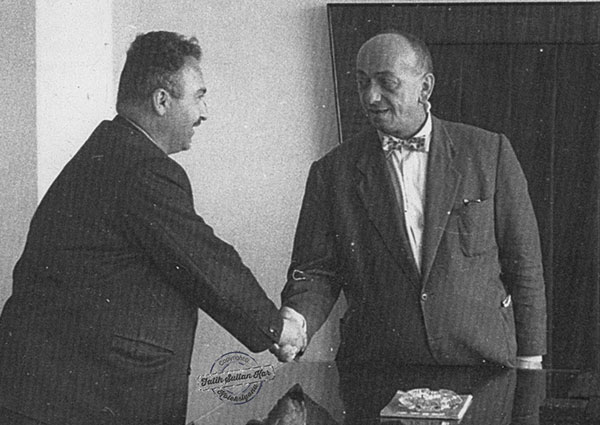 Ekrem Orhon dönemin Rize Belediye Başkanı Gazeteci Mustafa Ardaldan Rize Belediye Başkanlığı görevini devralırken