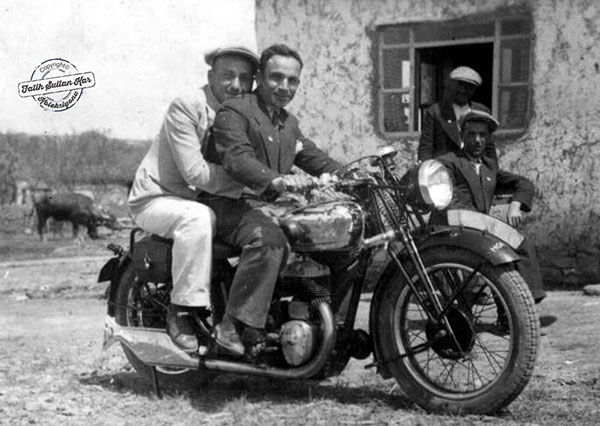 Ekrem Orhon bir arkadaşı ile motosiklet sefasında